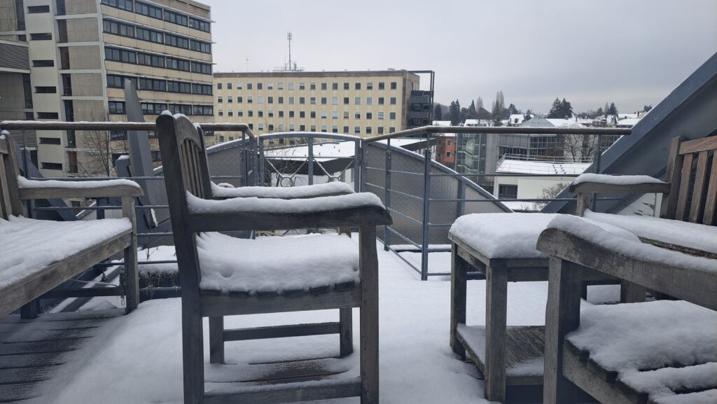 schneebedeckter Stuhl auf der Dachterrasse des Lehrstuhls